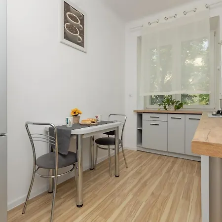 Apartamento Bright Wola Near Metro Station By Renters